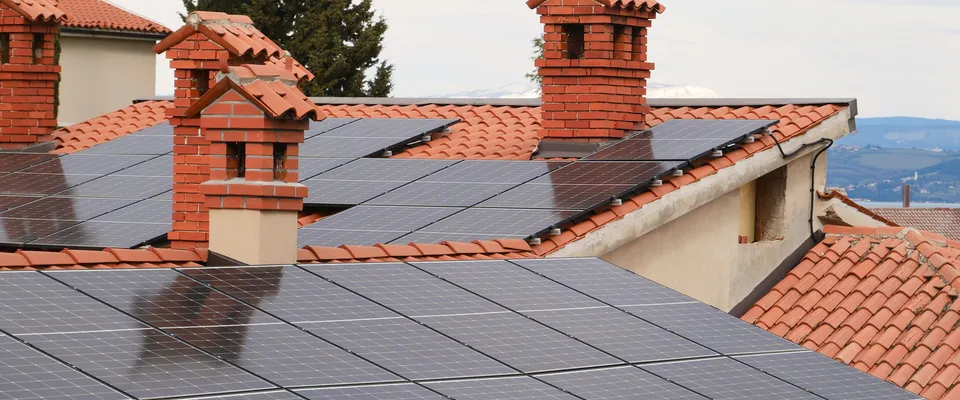 Rails et crochets de fixation pour panneau solaire sur toiture