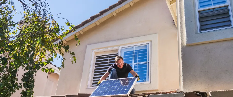 Kit solaire plug and play installé sur un balcon