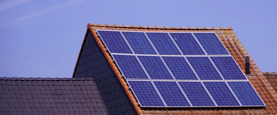Panneaux solaires installés sur toit résidentiel en autoconsommation plug and play