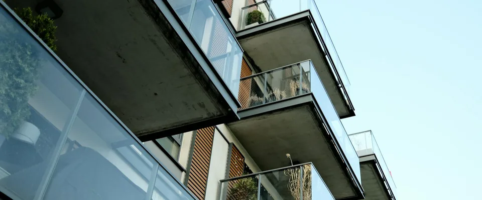 Panneaux solaires sur toiture de garage