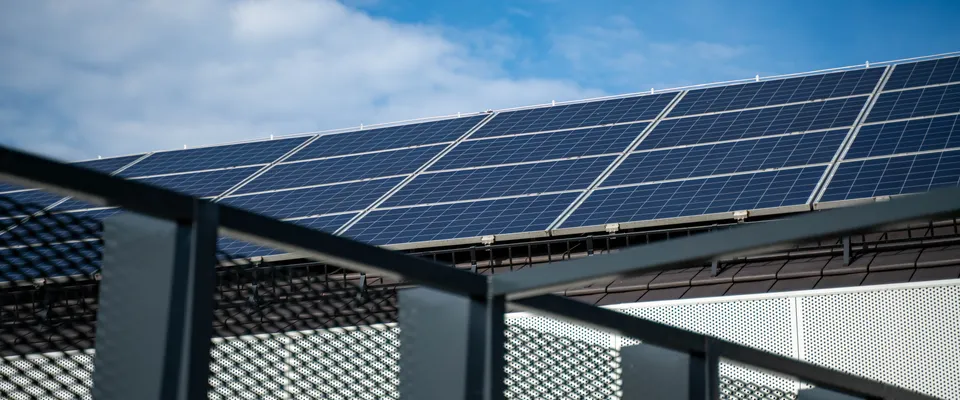 Kit solaire plug and play posé sur un balcon orienté sud