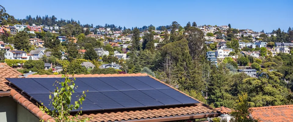 Panneaux solaires sur une toiture résidentielle en plein soleil