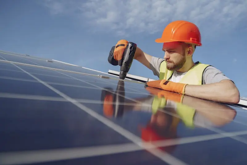 Technicien solaire avec installation triphasée