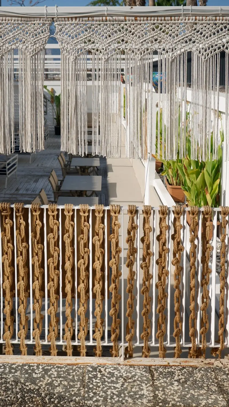 Panneau solaire au sol dans un jardin